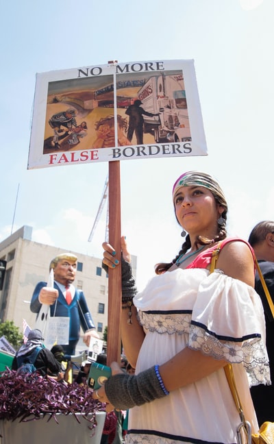 抗议不再持有假边界印制板标牌的妇女